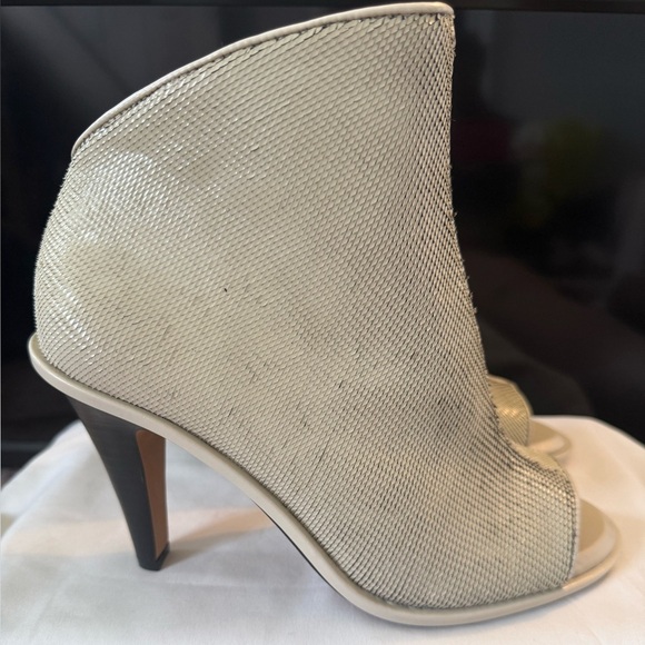 BRAND NEW Vince Camuto Cream Finndayas Peep-Toe Bootie - Picture 4 of 8